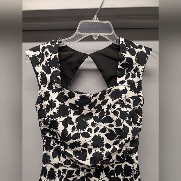 Elegant Black and White Floral Dress - Picture 2 of 4